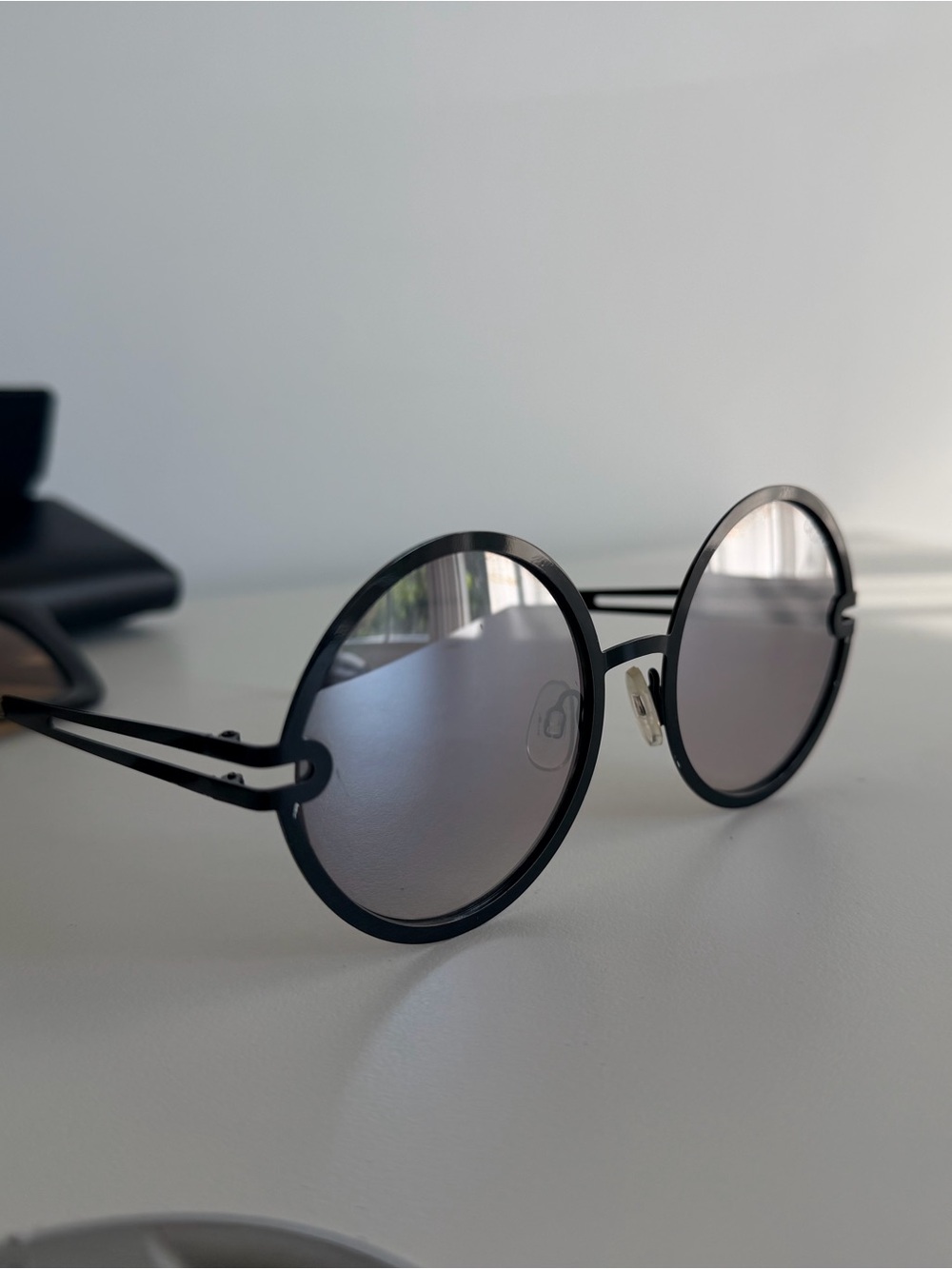 Quay Round Black Women's Sunglasses - Modern Minimalist
